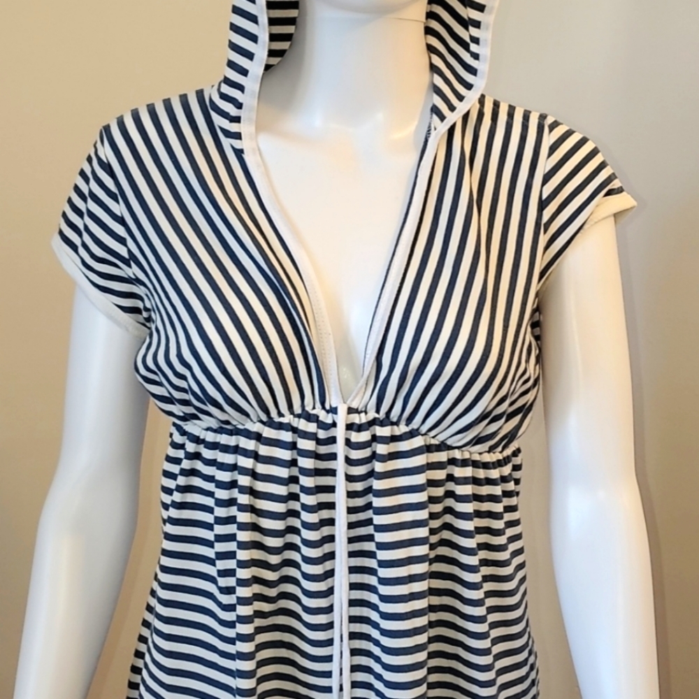Navy striped tee w hood.